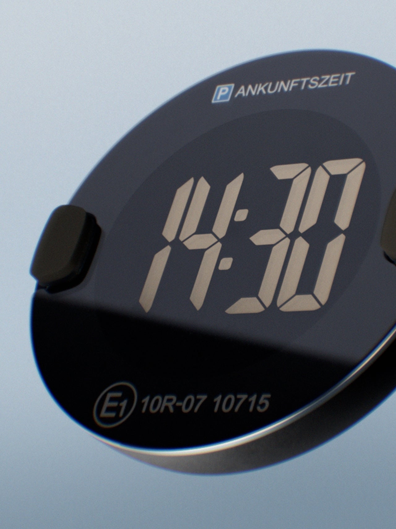 Digitale runde Parkscheibe mit Blitzerwarner, Anzeige 14:30 und Autokennzeichen unter ANKUNFTSZEIT auf dem Display.