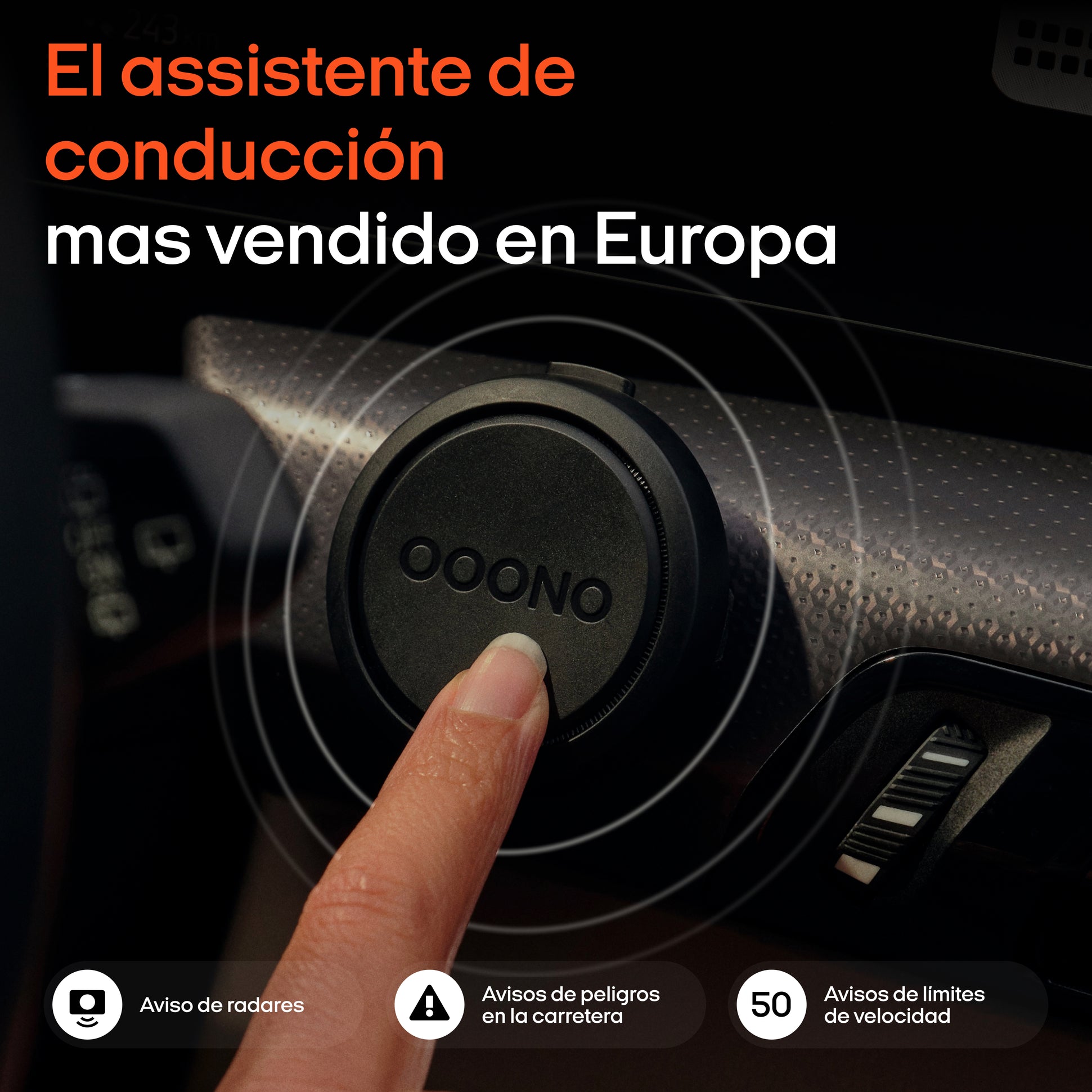 Mano pulsando Ooono detector de radares trafikalarm en el salpicadero del coche, con texto en español que destaca las funciones de asistencia a la conducción.