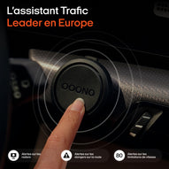 Un doigt active un détecteur de radar Ooono sur le tableau de bord d'une voiture, avec un texte en français indiquant les alertes de trafic et les fonctions de leadership.