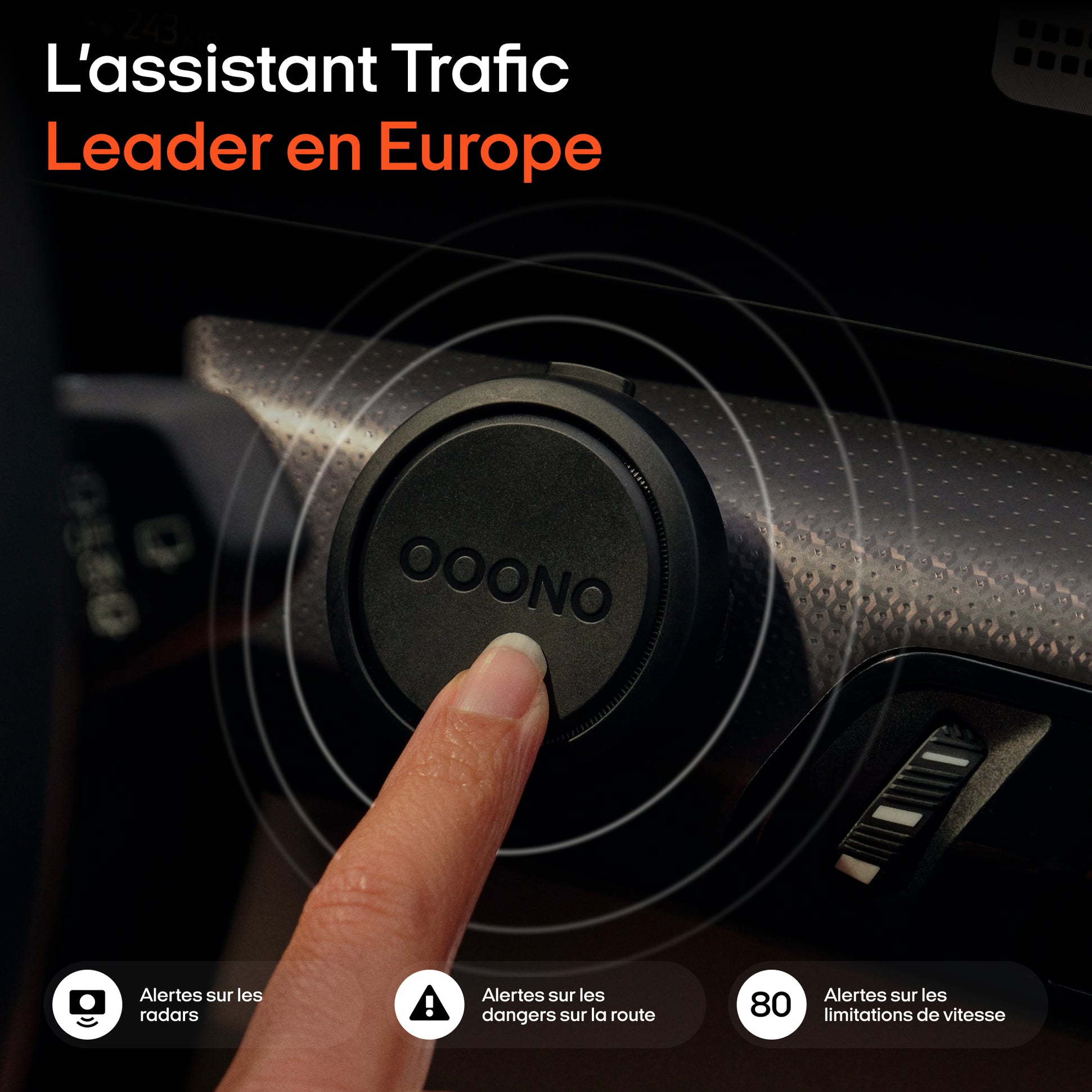 Un doigt active un détecteur de radar Ooono sur le tableau de bord d'une voiture, avec un texte en français indiquant les alertes de trafic et les fonctions de leadership.
