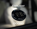 Digitale Parkscheibe mit der Anzeige 12:30 auf einer Autoscheibe mit "Klein, aber Ooono" und integriertem Blitzerwarner.