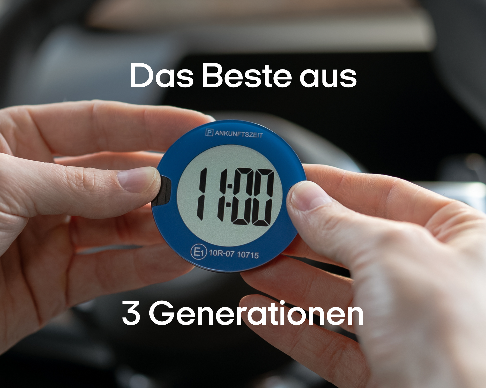 Person hält eine blaue digitale Parkscheibe mit der Anzeige 11:00 neben einem Blitzerwarner mit deutschem Text.