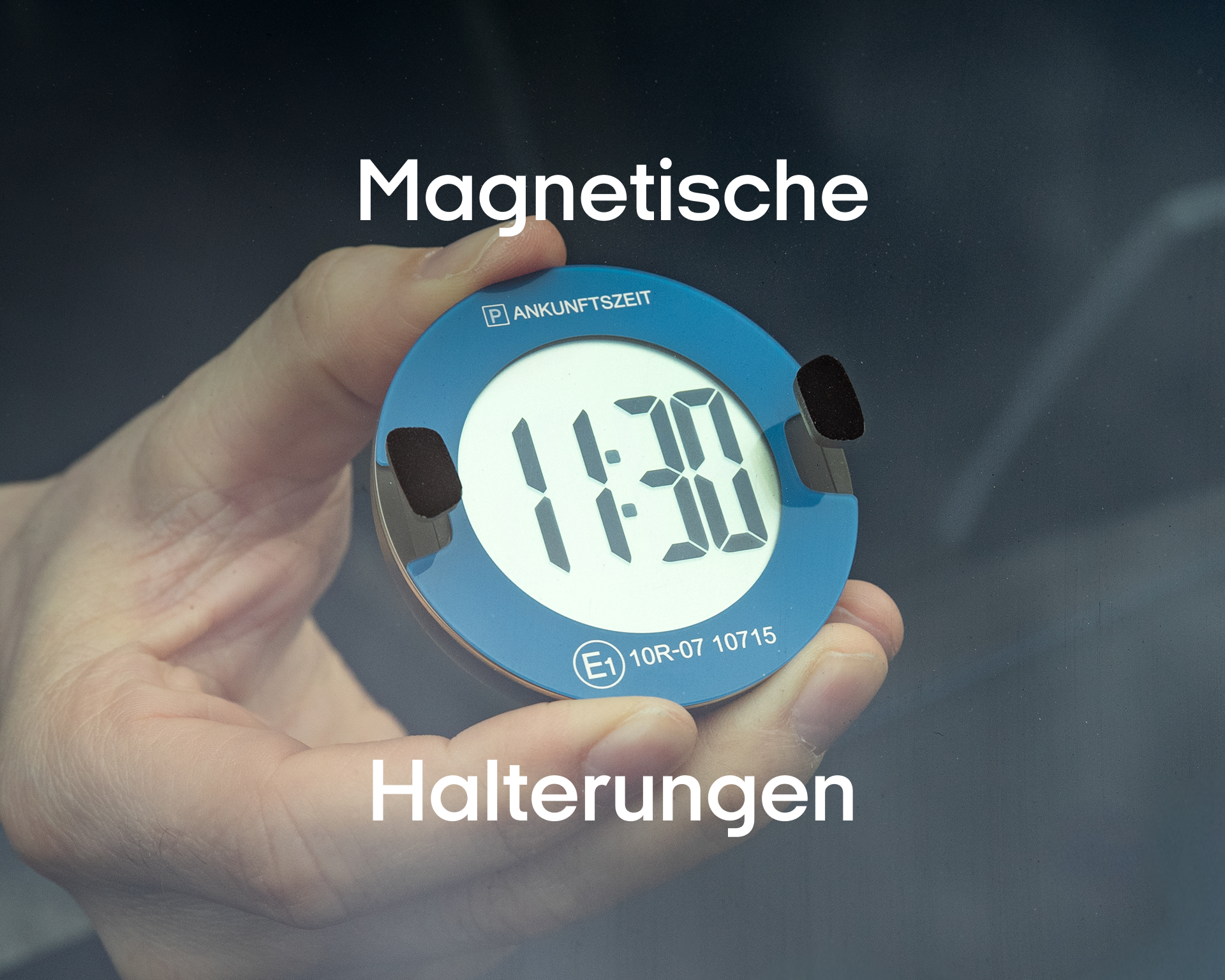 Die Hand hält eine blaue digitale Parkscheibe, die auf 11:30 Uhr eingestellt ist, mit deutschem Text und eingebautem Blitzerwarner.